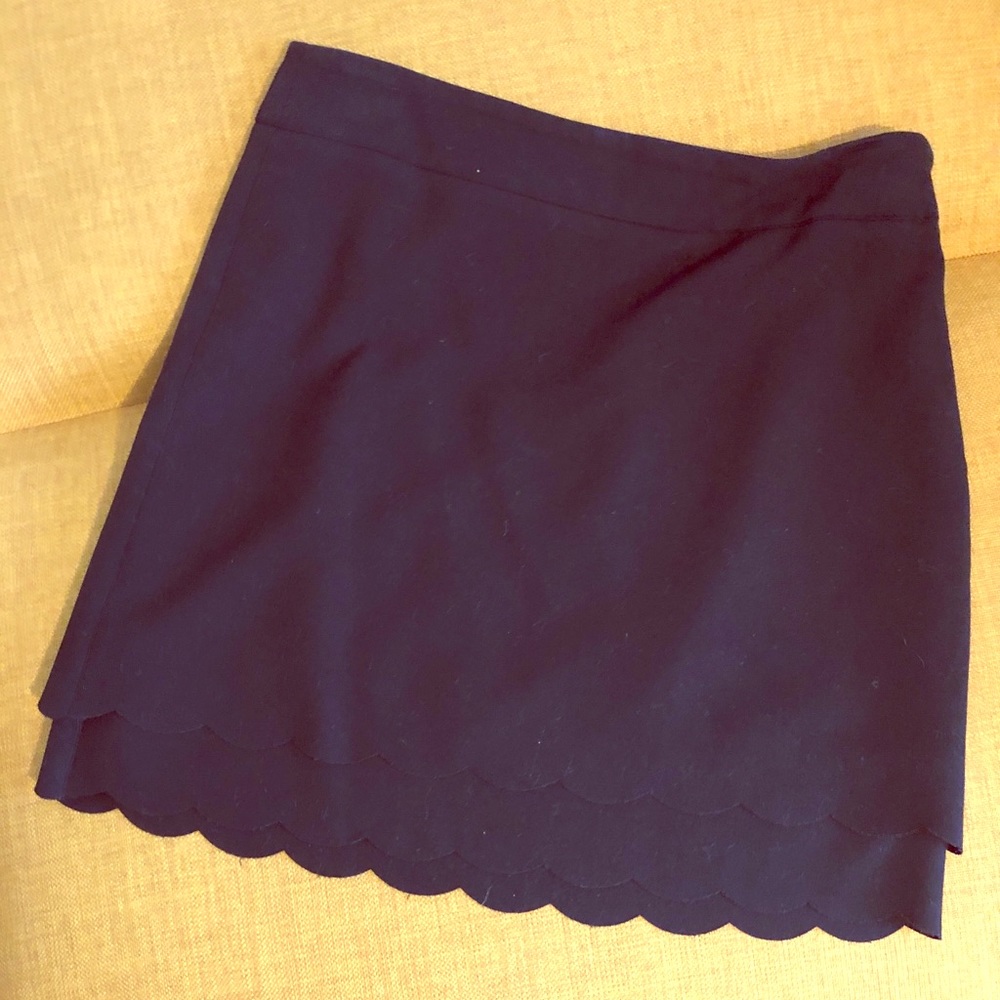 Ann Taylor LOFT / Solid black scallop hem skirt